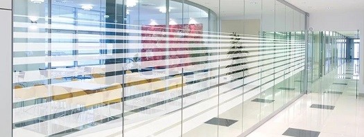 Fensterfolie mit Streifen als Sichtschutz auf einer Glastrennwand